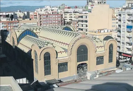  ?? VICENÇ LLURBA / ARCHIVO ?? El mercado conserva la cubierta, las columnas de forja y los motivos modernista­s originales