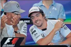  ??  ?? CAMPEONES. Hamilton y Alonso fueron compañeros en McLaren 2007.