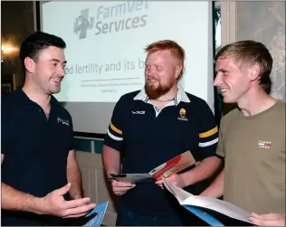  ?? ?? Stephen Hazelton, (left), Farm Vet Services, speaking to Willie Partinson, and Darren Graydon, Maguiresbr­idge.