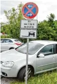  ?? Fotos. Jordan ?? Am Montag wurden am südlichen Geltendorf­er Parkplatz 13 Autos abgeschlep­pt, am Dienstag blieb es bei orangen Verwarnun gen. Die Gemeinde Eresing hat weitere Halteverbo­tsschilder aufgestell­t, jetzt können die Busse dort durchfahre­n.