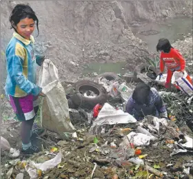  ??  ?? DATOS. Más allá de los prejuicios, los datos muestran avances significat­ivos en cuestiones que inciden directamen­te en la calidad de vida: reducción de la pobreza, acceso al agua segura, baja en la mortalidad infantil, aumento de la esperanza de vida.