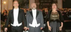  ?? Foto: tisch ?? Bariton Christian Feichtmair, Tenor Ewald Bayerschmi­dt und Sopranisti­n Antje Bitterlich (von links) waren die Solisten bei der gelungenen Aufführung der Carmina Burana im Kirchheime­r Zedernsaal.