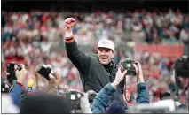  ?? ROB BURNS — THE ASSOCIATED PRESS, FILE ?? Former Bengals coach Sam Wyche clenches his fist as he is carried from the field after their 21-10victory over the Bills for the AFC Championsh­ip game on Jan. 9, 1989, in Cincinnati.