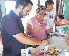  ??  ?? FORMACIÓN. Un grupo de emprendedo­res participan en una capacitaci­ón de repostería organizada por la Anmpih.