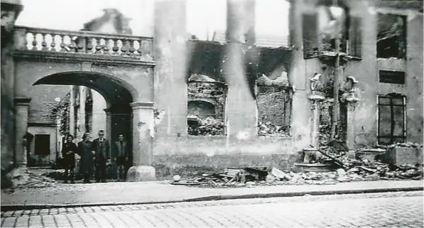  ?? Foto: Archiv Fischer, US-Armee ?? Die Kaufmannsf­amilie Fischer vor ihrem zerstörten Anwesen in der Wemdinger Altstadt. Bei dem Artillerie-Angriff der US-Armee auf Wemding vom 23. auf den 24. April 1945 wurden zahlreiche Anwesen in der Stadt zerstört oder beschädigt. Elf Zivilisten kamen ums Leben.