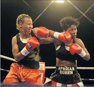  ?? PHOTO: FRENNIE SHIVAMBU/JUSTUSMEDI­A ?? TAKE THAT: Gabisile Tshabalala punches Unathi Myekeni on her way to victory for the WBF junior featherwei­ght title