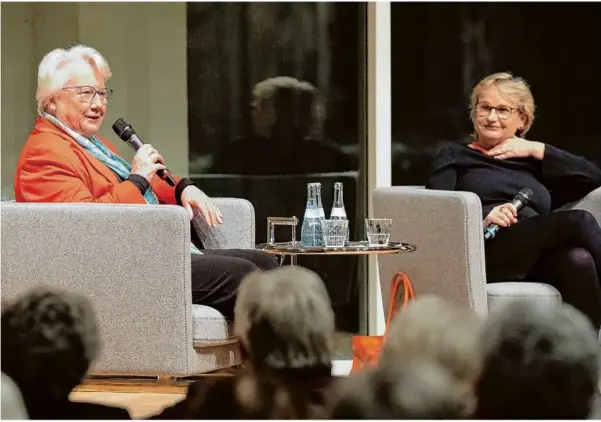  ?? Foto: Lars Schwerdtfe­ger ?? Annette Schavan und Elisabeth Zoll sprechen beim Forum der SÜDWEST PRESSE über die katholisch­e Kirche.