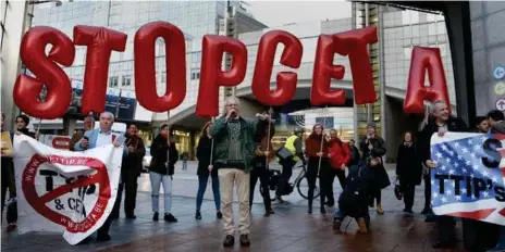  ??  ?? Attac France, CGT, Greenpeace, UFC-Que Choisir, etc., plus de 70 organisati­ons demandent "solennelle­ment" aux députés "de ne pas ratifier le Ceta". Le gouverneme­nt, lui, vante un "bilan très positif" du Ceta depuis son entrée en vigueur provisoire il y a bientôt deux ans. Pas de risque d'être "envahi" par les produits canadiens, nulle remise en cause du principe de précaution, pas de dumping social, ni de débat "confisqué", ont-ils martelé, le rapporteur Jacques Maire (LREM) en tête. Mais ils sont loin d'avoir convaincu: l'accord continue d'être combattu par les agriculteu­rs comme les écologiste­s, au nom notamment des risques sanitaires.