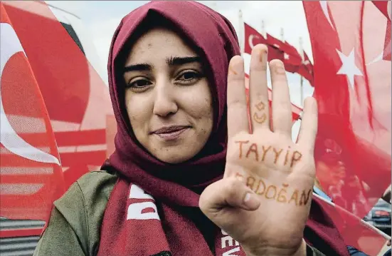  ?? ELIF SOGUT / GETTY ?? Una jove seguidora del president de Turquia, Recep Tayyip Erdogan, en la concentrac­ió de benvinguda celebrada ahir a Ankara