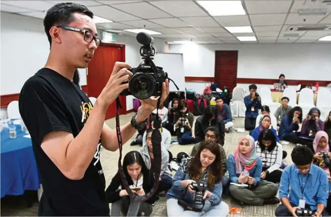  ??  ?? R.AGE teaches young aspiring journalist­s to use the technologi­cal tools available so they, too, can change the world.
— Photos: SAMUEL ONG/ The Star