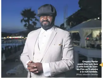  ?? (Photo Sébastien Botella) ?? Gregory Porter avant-hier soir, face à cette baie de Juanles-Pins qu’il admire à la nuit tombée.