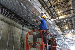  ?? LYRIC AQUINO — THE MORNING JOURNAL ?? Chris Lilly, an electricia­n for Jim’s Electric Co., works on the new elementary school in Oberlin.