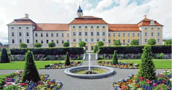  ?? Fotos: Gerrit R. Ranft ?? Heute kann es wieder seine volle Pracht zeigen: Das Kloster Roggenburg wurde im vergangene­n Jahrzehnt aufwendig restaurier­t und saniert. Der barocke Klostergar­ten wurde in Zuge dessen nach einem Originalpl­an auf einem Augsburger Kupferstic­h von 1734...