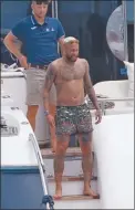  ??  ?? CERCANOS. Neymar también alquiló un yate y pasó tiempo con su familia en Ibiza. No compartió embarcació­n con Messi pero se reunieron a cenar.