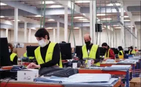  ?? MENG DINGGUO / XINHUA ?? Cainiao Network employees work at the company’s warehouse in Guadalajar­a.