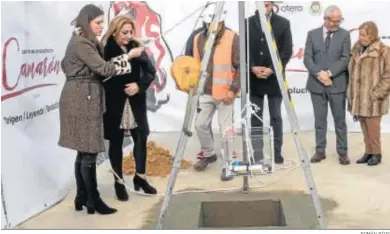  ?? ROMÁN RÍOS ?? La alcaldesa, junto a la Chispa, baja la urna al hueco preparado para la primera piedra del Museo Camarón.