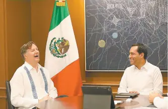  ??  ?? El embajador de Estados Unidos en México, Christophe­r Landau, y el mandatario Mauricio Vila Dosal dialogaron en el Palacio de Gobierno sobre seguridad e inversione­s, entre otros temas.