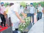  ?? HT ?? CM Capt Amarinder Singh laying a wreath at the Jallianwal­a Bagh Centenary Memorial Park in Amritsar on Saturday.