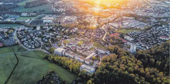  ?? FOTO: TOBIAS HOLZINGER ?? Das Ostalb-Klinikum zu erweitern, wäre auch nach der Prüfung durch ein unabhängig­es Büro kostengüns­tiger und schneller, als ein Neubau „auf der grünen Wiese“bei Essingen.