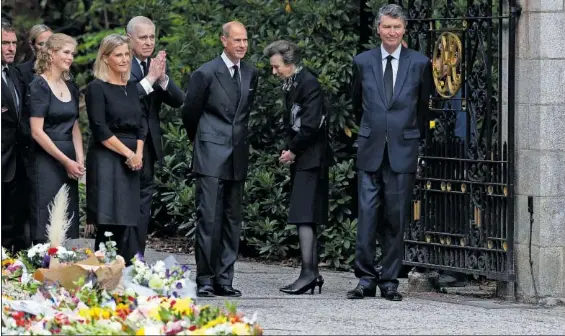  ?? / REUTERS / GETTY ?? El príncipe Guillermo saludaba ayer a varias personas en Windsor. Sobre estas líneas, desde la izquierda, lady Luisa Mountbatte­n-Windsor, Sofía de Wessex, el príncipe Andrés, Eduardo de Wessex, la princesa Ana y su marido, Timothy Laurence, ayer junto a la iglesia Crathie
Kirk.