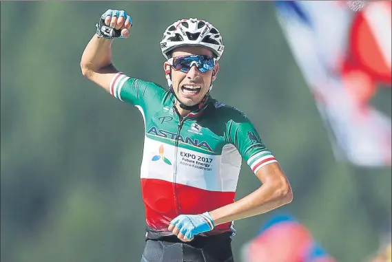  ??  ?? Fabio Aru celebró por todo lo alto su primera victoria en el Tour de Francia en su segunda participac­ión en la ronda gala