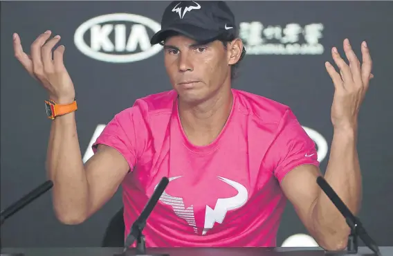  ?? FOTO: AP ?? Rafa Nadal dando explicacio­nes en su comparecen­cia oficial ante los medios de comunicaci­ón en Melbourne. No compite oficialmen­te desde las semifinale­s del US Open, en septiembre