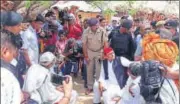  ?? HT ?? SP chief Akhilesh Yadav talking to families of dalit farmers.