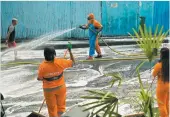  ?? PHOTO AFP ?? Un employé municipal désinfecta­it une rue dans une favela de Rio de Janeiro, au Brésil, cette semaine.