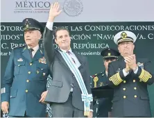  ??  ?? El presidente Enrique Peña Nieto recibió condecorac­iones de las secretaría­s de la Defensa Nacional y de Marina-Armada de México.