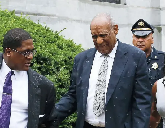 ?? PHOTO AFP ?? Bill Cosby, accompagné de son porte-parole, à leur sortie de la salle de cour, hier, alors que le procès de la vedette pour agression sexuelle a été annulé. En tout, plus de 50 femmes ont dénoncé de présumées agressions sexuelles commises par Cosby.