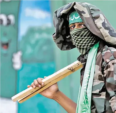  ?? BILD: SN/AFP ?? Die Hamas-Radikalen (Bild) geben sich kompromiss­bereit. Doch die moderate Palästinen­serorganis­ation Fatah von Präsident Mahmud Abbas bleibt skeptisch.