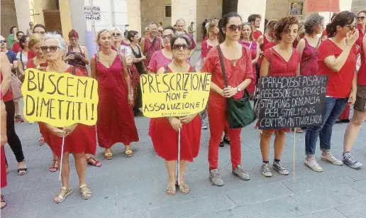  ?? Ansa ?? La protesta a Pisa
Il presidio di protesta della Casa della donna davanti al Comune di Pisa