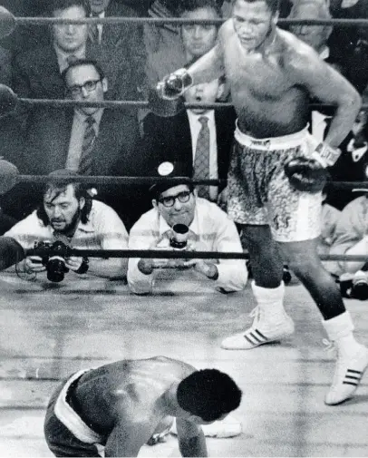  ?? KEYSTONE ?? Muhammad Ali atterrato da Smokin’ Joe nel match del1971