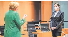  ?? FOTO: JESCO DENZEL/DPA ?? Bundeskanz­lerin Angela Merkel (CDU) trifft die belarussis­che Opposition­sführerin Swetlana Tichanowsk­aja (r.) im Bundeskanz­leramt.