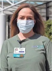  ?? PHOTOS BY ZHIHAN HUANG AND MIKE DE SISTI / MILWAUKEE JOURNAL SENTINEL ?? Christin Lissmann, an ICU nurse at Froedtert & the Medical College of Wisconsin, provided care
to Municipal Court Judge Derek Mosley, at right, who contracted COVID-19 in late March.