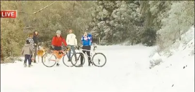  ??  ?? 灣區迪亞布洛山周末再­度降雪。
（電視新聞截圖）