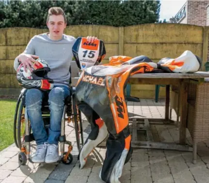  ?? FOTO JOREN DE WEERDT ?? Michaël bouwt zijn leven opnieuw op vanuit de rolstoel. Op tafel ligt het beschadigd­e racepak dat hij droeg op het moment van de crash.