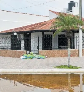  ??  ?? La excepción. La casa del intendente en la calle Juan Domingo Perón.