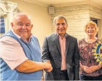  ??  ?? Engaging talk Dr Malekian, centre, with Monklands Rotary members Alex Brownlie and Janette Horn