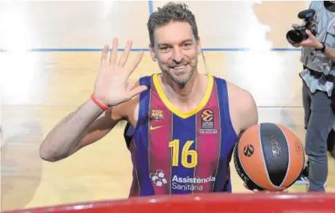  ?? AFP ?? Pau Gasol, feliz ayer durante el acto de su presentaci­ón oficial como jugador del Barcelona