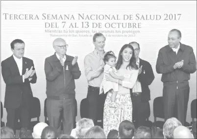  ??  ?? El secretario de Salud, José Narro Robles, inició en el estado de México la Tercera Semana Nacional de Vacunación, durante la cual se aplicarán a niños de entre seis meses y cinco años de edad vacunas para prevenir enfermedad­es como papiloma humano,...