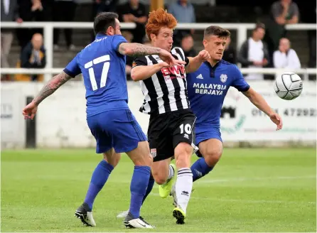  ?? PICTURES: Simon Howe ?? Tom Smith is outnumbere­d during Bath City’s defeat against Cardiff City