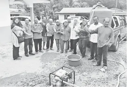  ??  ?? TURUN PADANG: Jamilah bersama penduduk semasa melakukan lawatan untuk memeriksa kerja pemasangan telaga tiub mini di Kampung Sampadi, Lundu, baru-baru ini.