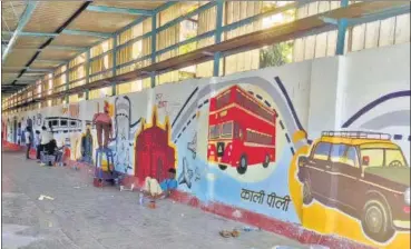  ?? HT PHOTO ?? Artists from Hubballi give finishing touches to the wall painting on platform 18 of Chhatrapat­i Shivaji Maharaj Terminus.