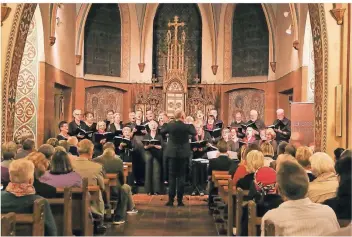  ?? RP-FOTO: RUTH KLAPPROTH ?? Ein Freundscha­ftstreffen zweier Chöre: Der Chor 77 aus Hückelhove­n und Choers de Breteuil-sur-Iton sangen gemeinsam ein Konzert.