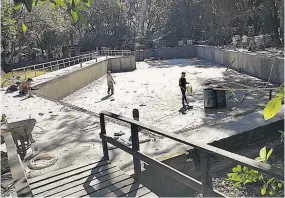  ??  ?? Por finalizar. Los trabajos en la piscina del ecoparque son previos a la remodelaci­ón de cabañas y otras áreas para relanzar el espacio turístico.