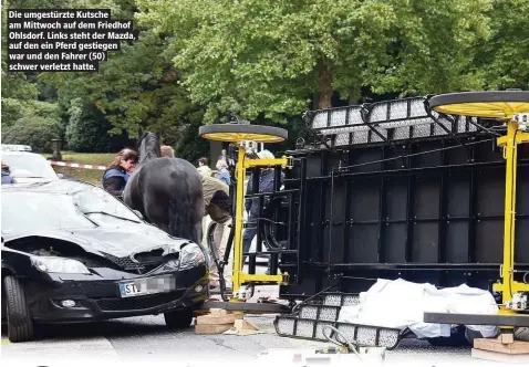  ??  ?? Die umgestürzt­e Kutsche am Mittwoch auf dem Friedhof Ohlsdorf. Links steht der Mazda, auf den ein Pferd gestiegen war und den Fahrer (50) schwer verletzt hatte.