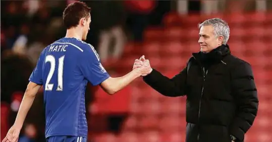  ??  ?? Mourinho (kanan) memberi semangat kepada Matic ketika menjadi pengurus Chelsea pada tahun 2015.