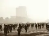  ?? CFB ?? The river of bicycles on Chang'an Avenue in the late 1970s testifies to the prominence of bicycles in Chinese cities in the past. China was once known as the “kingdom of bicycles”.