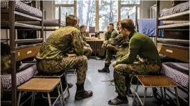  ?? FOTO: FÖRSVARSMA­KTEN/SPT ?? Försvarsmi­nisteriets arbetsgrup­p föreslår att tidsfriste­n för kvinnor som vill avbryta den frivilliga tjänstgöri­ngen förkortas från 45 dagar till 30 dagar efter dagen för inträde i tjänstgöri­ngen.